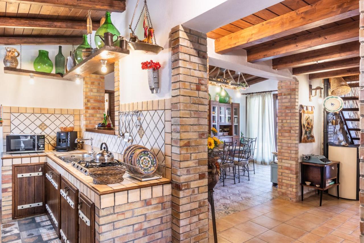 Villa Suq With Pool, Parking & Wifi 노토 외부 사진
